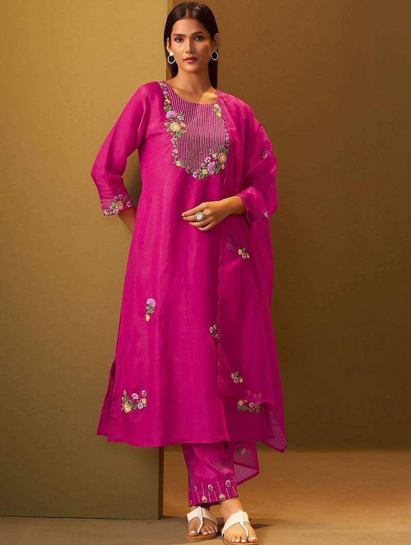 Women Floral Embroidered Thread Work Kurta With Trousers & With Dupatta