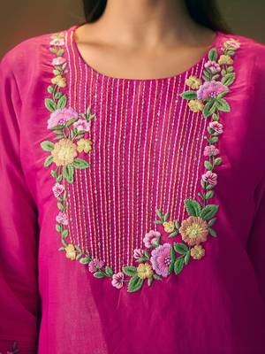 Women Floral Embroidered Thread Work Kurta With Trousers & With Dupatta 2