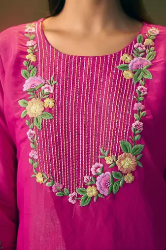Women Floral Embroidered Thread Work Kurta With Trousers & With Dupatta