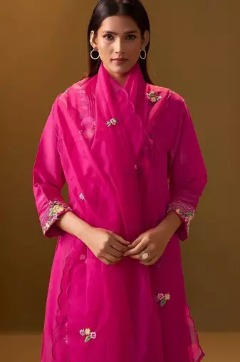 Women Floral Embroidered Thread Work Kurta With Trousers & With Dupatta
