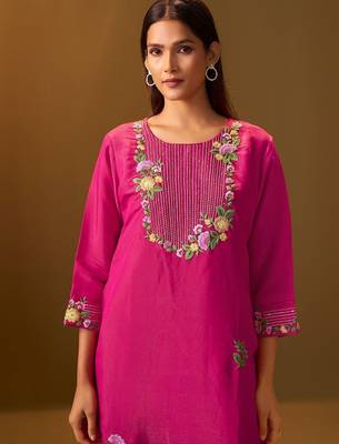 Women Floral Embroidered Thread Work Kurta With Trousers & With Dupatta 6