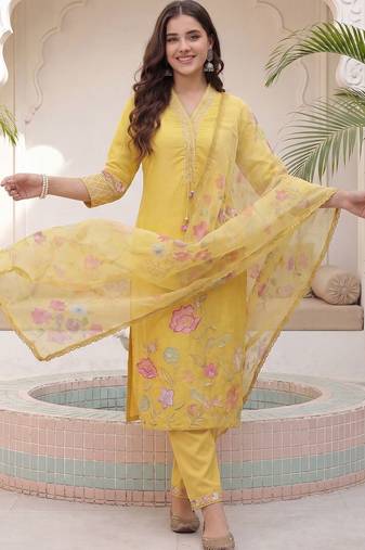 Women Floral Embroidered Regular Thread Work Kurta with Trousers & With Dupatta