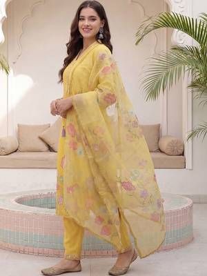 Women Floral Embroidered Regular Thread Work Kurta with Trousers & With Dupatta 2