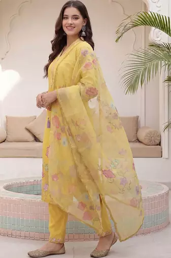 Women Floral Embroidered Regular Thread Work Kurta with Trousers & With Dupatta