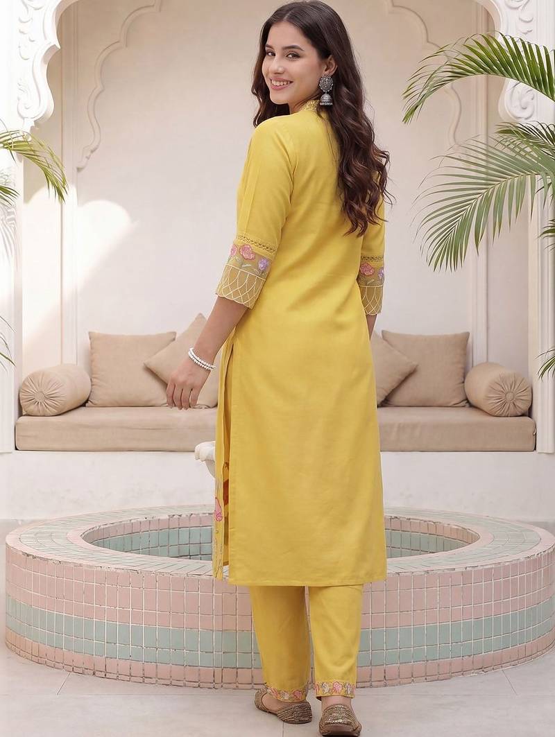 Women Floral Embroidered Regular Thread Work Kurta with Trousers & With Dupatta