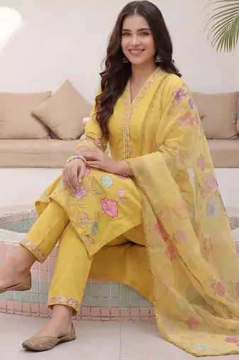Women Floral Embroidered Regular Thread Work Kurta with Trousers & With Dupatta