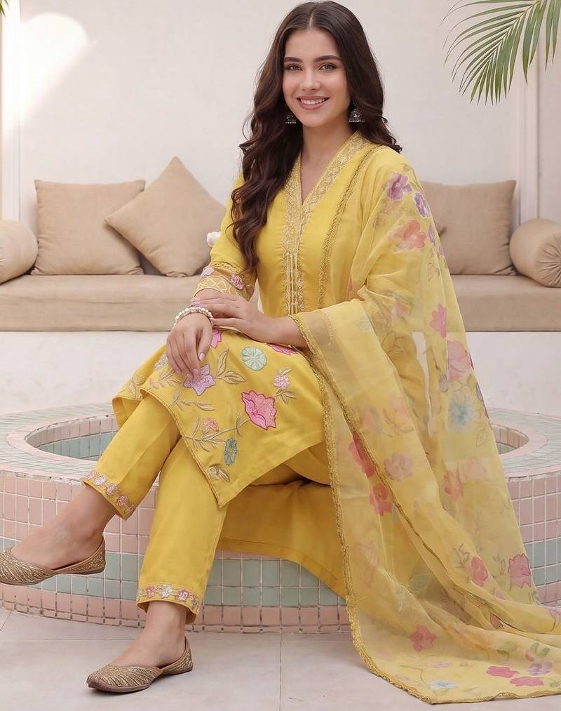 Women Floral Embroidered Regular Thread Work Kurta with Trousers & With Dupatta