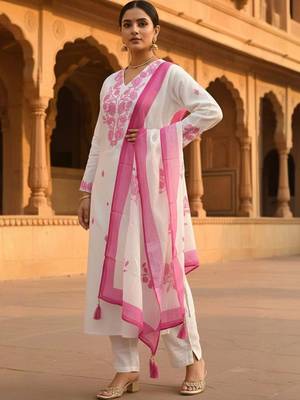 Women Floral Embroidered Regular Thread Work Kurta with Trousers & With Dupatta 1