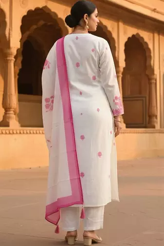 Women Floral Embroidered Regular Thread Work Kurta with Trousers & With Dupatta
