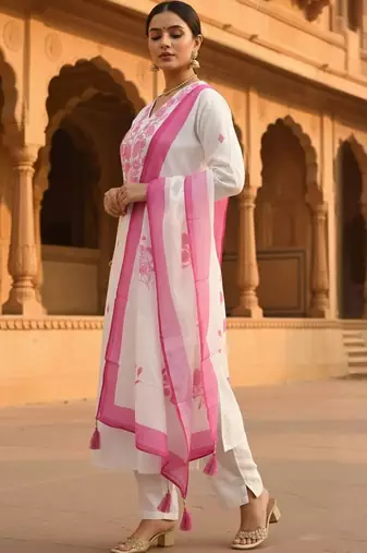 Women Floral Embroidered Regular Thread Work Kurta with Trousers & With Dupatta