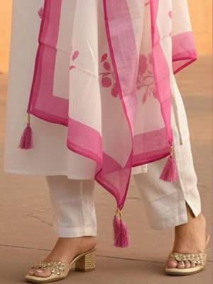 Women Floral Embroidered Regular Thread Work Kurta with Trousers & With Dupatta 6