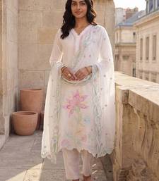 Women Floral Regular Thread Work Kurta with Trousers & With Dupatta