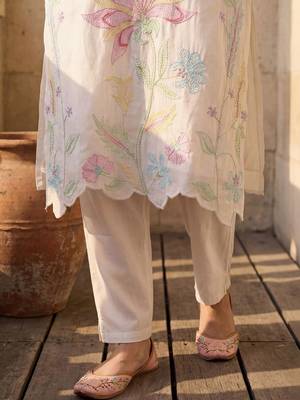 Women Floral Regular Thread Work Kurta with Trousers & With Dupatta 3