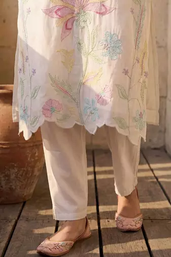 Women Floral Regular Thread Work Kurta with Trousers & With Dupatta