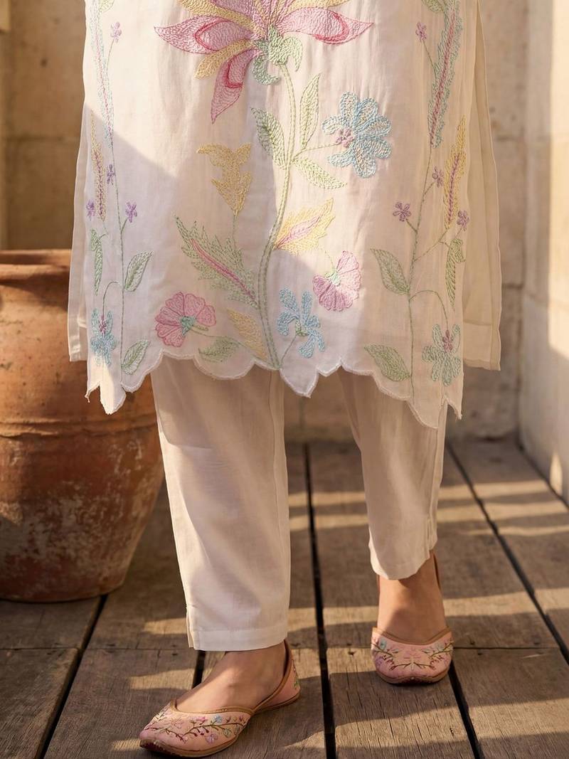 Women Floral Regular Thread Work Kurta with Trousers & With Dupatta