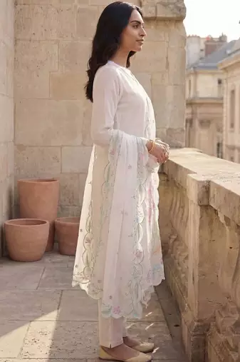 Women Floral Regular Thread Work Kurta with Trousers & With Dupatta