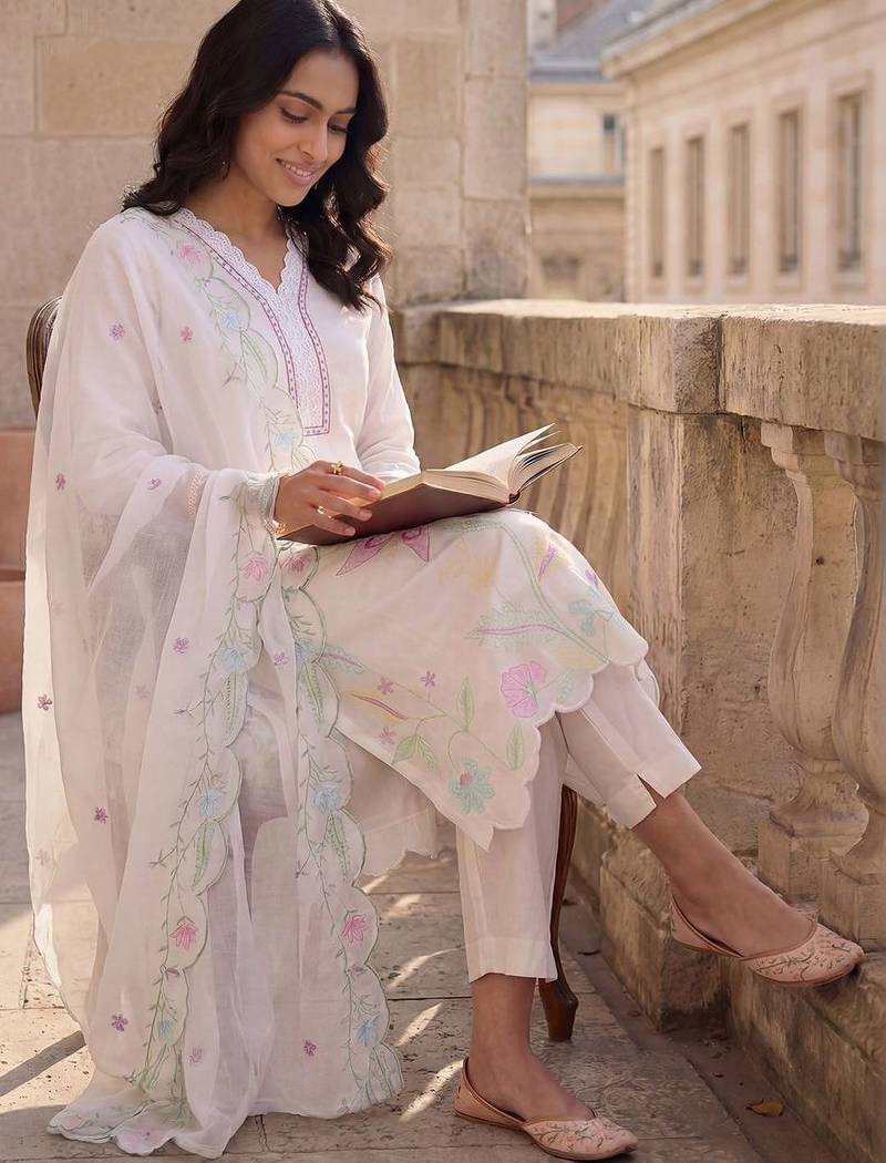 Women Floral Regular Thread Work Kurta with Trousers & With Dupatta