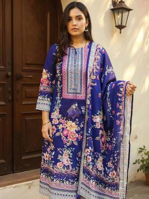 Women Floral Printed Regular Beads & Stones Kurta with Trousers & Dupatta 1