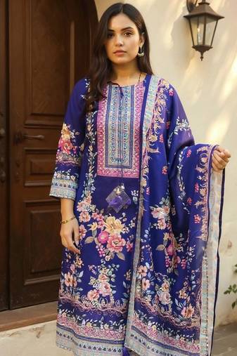 Women Floral Printed Regular Beads & Stones Kurta with Trousers & Dupatta