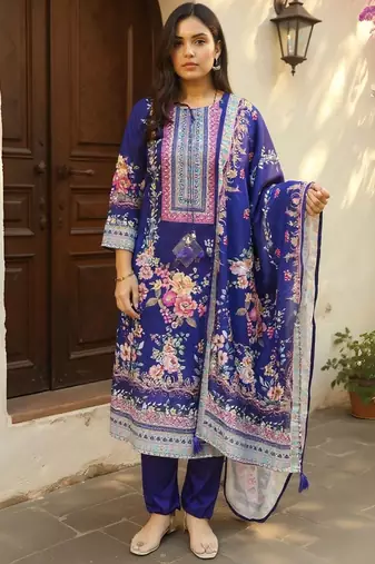 Women Floral Printed Regular Beads & Stones Kurta with Trousers & Dupatta
