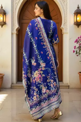 Women Floral Printed Regular Beads & Stones Kurta with Trousers & Dupatta