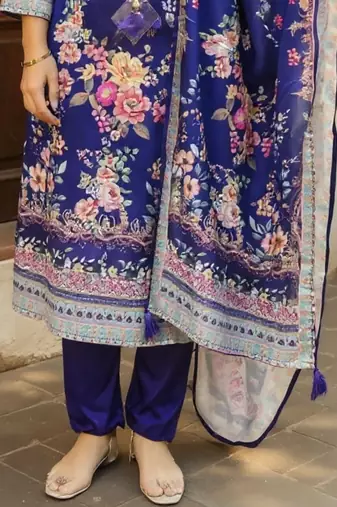 Women Floral Printed Regular Beads & Stones Kurta with Trousers & Dupatta