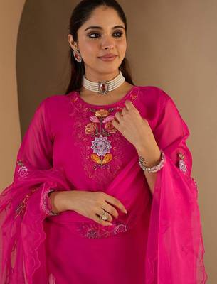 Women Floral Embroidered Thread Work Kurta With Trousers & Dupatta Kurta Sets 1