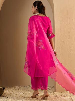 Women Floral Embroidered Thread Work Kurta With Trousers & Dupatta Kurta Sets 3
