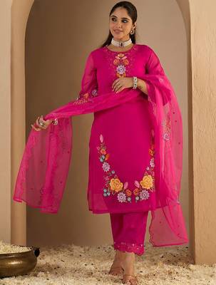 Women Floral Embroidered Thread Work Kurta With Trousers & Dupatta Kurta Sets 5
