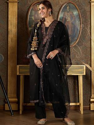 Ethnic Motifs Embroidered Thread Work Kurta with Trousers & Dupatta 6