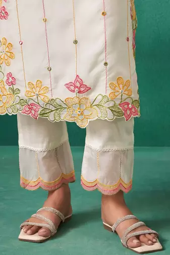 Women Floral Embroidered Regular Mirror Work Kurta with Trousers & Dupatta
