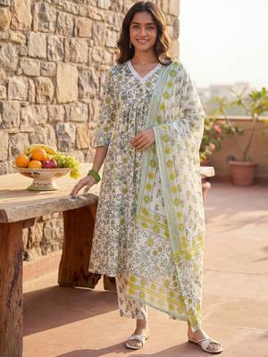 Women Floral Printed Regular Pure Cotton Kurta with Trousers & With Dupatta 1