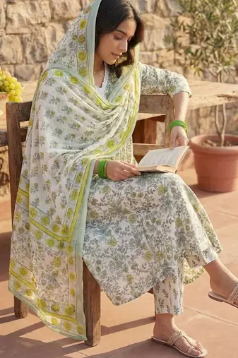 Women Floral Printed Regular Pure Cotton Kurta with Trousers & With Dupatta
