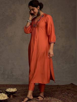 Women Ethnic Motifs Embroidered Pleated Thread Work Liva Kurta with Trousers 1