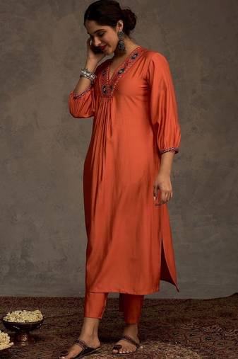 Women Ethnic Motifs Embroidered Pleated Thread Work Liva Kurta with Trousers