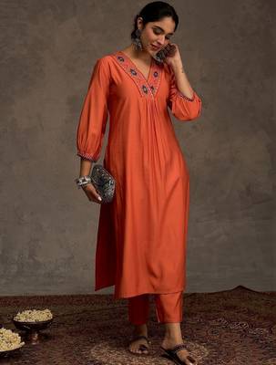 Women Ethnic Motifs Embroidered Pleated Thread Work Liva Kurta with Trousers 2