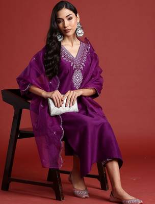 Women Ethnic Motifs Embroidered Kurta with Trousers & Dupatta 3