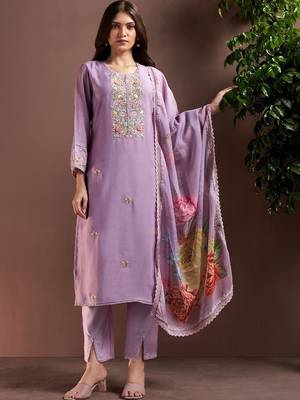 Women Floral Embroidered Regular Thread Work Kurta with Trousers & With Dupatta 5