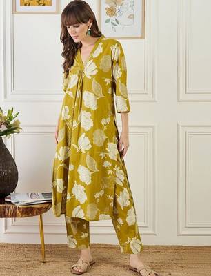 Women Floral Printed Pleated Pure Cotton Kurta with Trousers 1