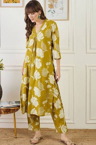 Women Floral Printed Pleated Pure Cotton Kurta with Trousers