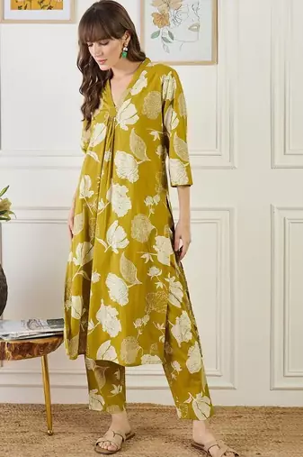 Women Floral Printed Pleated Pure Cotton Kurta with Trousers