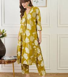 Women Floral Printed Pleated Pure Cotton Kurta with Trousers