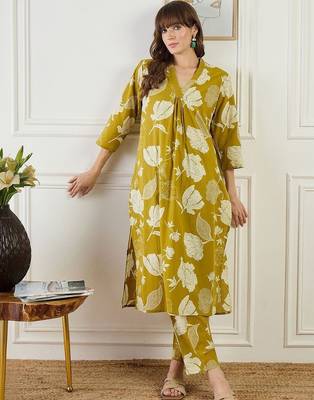 Women Floral Printed Pleated Pure Cotton Kurta with Trousers 3