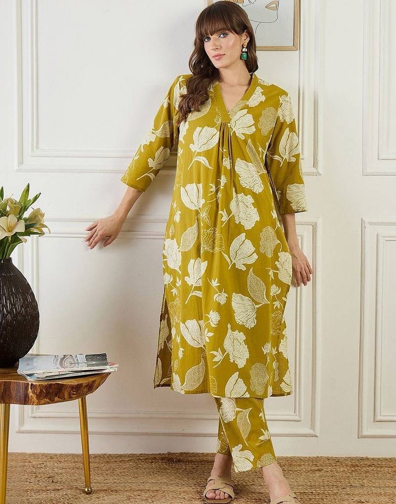 Women Floral Printed Pleated Pure Cotton Kurta with Trousers