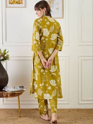 Women Floral Printed Pleated Pure Cotton Kurta with Trousers 4