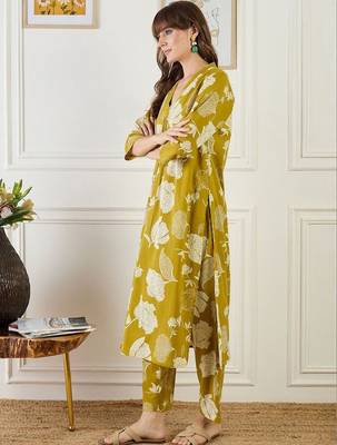 Women Floral Printed Pleated Pure Cotton Kurta with Trousers 6