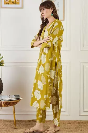 Women Floral Printed Pleated Pure Cotton Kurta with Trousers
