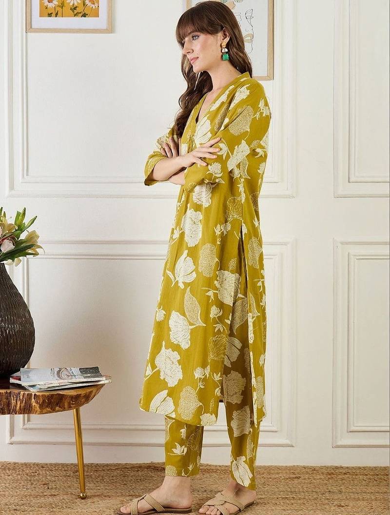 Women Floral Printed Pleated Pure Cotton Kurta with Trousers