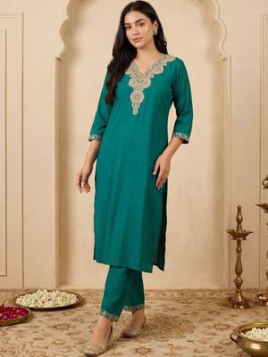 Women Ethnic Motifs Embroidered Regular Thread Work Kurta with Trousers 6