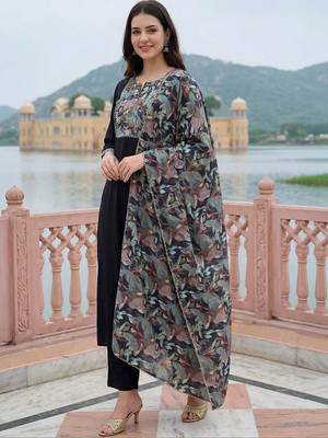 Women Floral Embroidered Regular Thread Work Kurta with Trousers & With Dupatta 1
